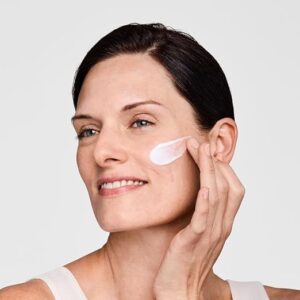 Estée Lauder DayWear Multi-Protection Anti-Oxidant 24H-Moisture Cream Moisturizer, SPF 15, Anti Aging - Image 5